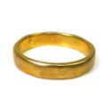 A 9ct gold wedding band, size L/M, 3.2g.