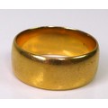An 18ct gold band, size P/Q, 8.5g.