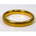 A 22ct gold ring, size M, 5.2g.