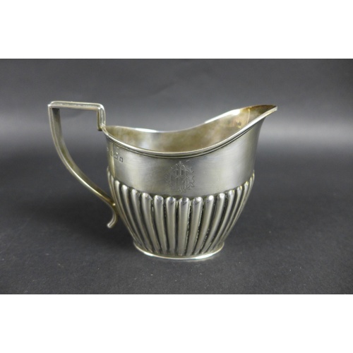 48 - An Edwardian silver sugar bowl, 20 by 9.5 by 10.3cm high, and a silver milk jug, 12.6 by 6.4 by 8.9c... 