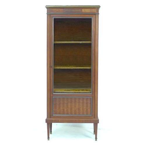 320 - A French late 19th century / early 20th century vitrine, mahogany, satinwood veneered, crossbanded a... 