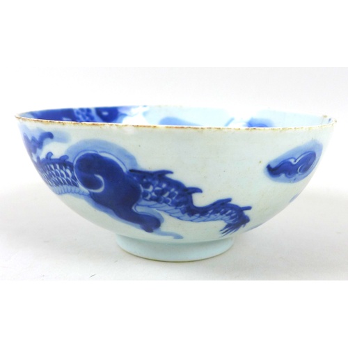 44 - A Chinese Qing Dynasty, early 18th century, porcelain bowl, decorated in underglaze blue with a drag... 