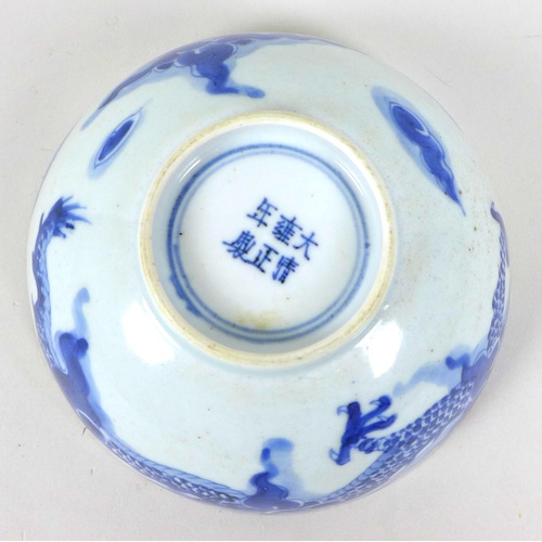 44 - A Chinese Qing Dynasty, early 18th century, porcelain bowl, decorated in underglaze blue with a drag... 