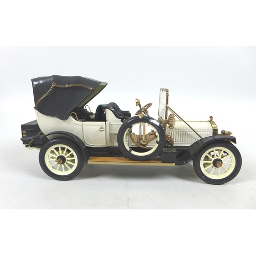 165 - A collection of six model cars, comprising Franklin Mint 1:24, 1967 Volkswagen Beetle in grey, The V... 