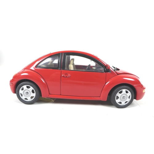 165 - A collection of six model cars, comprising Franklin Mint 1:24, 1967 Volkswagen Beetle in grey, The V... 