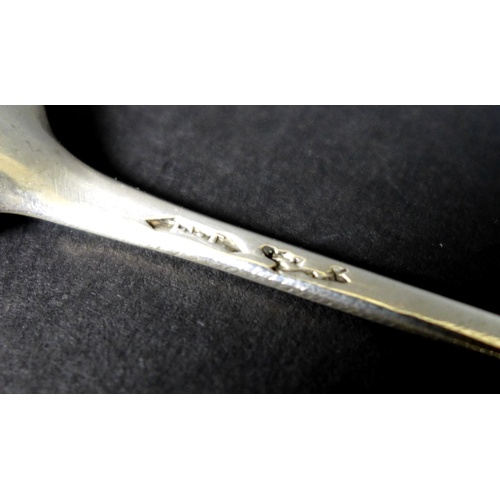 38 - A George III silver fiddle and thread pattern marrow scoop, bowl crest engraved, Richard Crossley & ... 