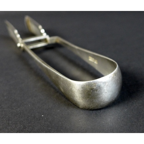 22 - An Edward VII silver pair of asparagus tongs, with pierced grips and a collar, William Hutton & Sons... 