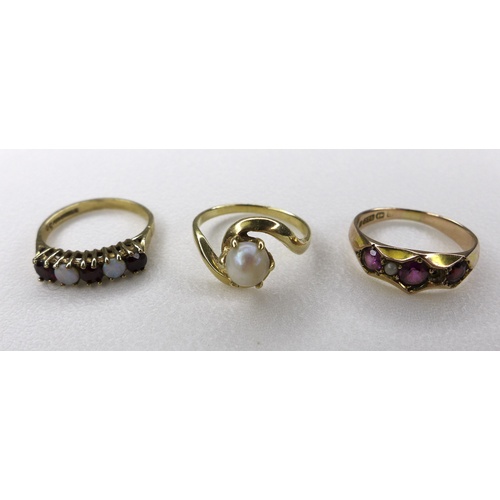 121 - A group three gold rings, comprising a 14k gold ring set with a cultured pearl, size N, 3.0g, a 9ct ... 