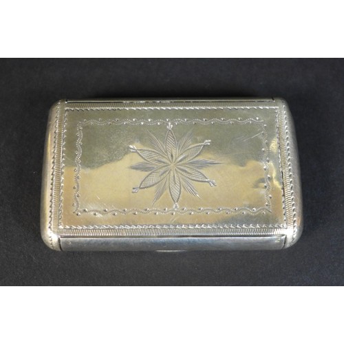 29 - An early 19th century French 950 grade silver snuff box, with bright cut decoration to its lid  with... 