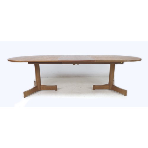 280 - A British teak extending dining table, Robert Heritage for Archie Shine, circa 1960, with D ends, dr... 