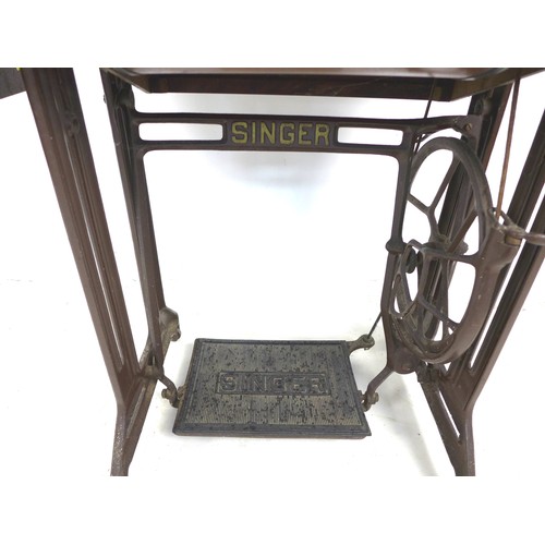 218 - An Edwardian Singer sewing machine, black and gilt highlights, serial ED477730, on a fitted mahogany... 