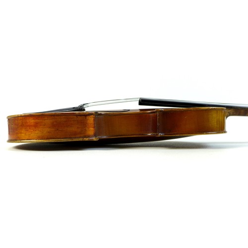 121 - An early 20th century full size 4/4 violin with ebonised fingerboard, tailpiece and tuning pegs, no ... 