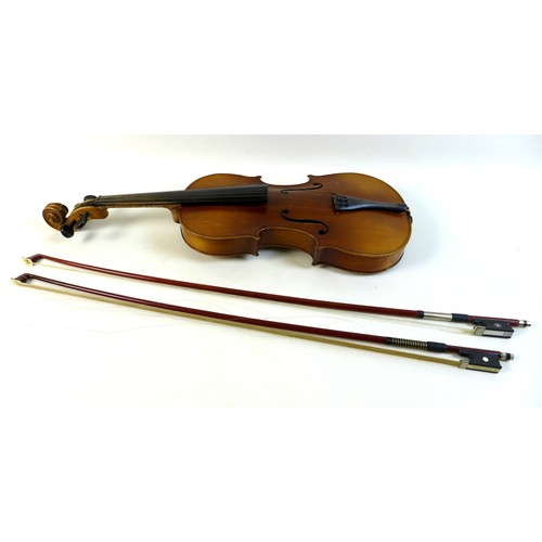 121 - An early 20th century full size 4/4 violin with ebonised fingerboard, tailpiece and tuning pegs, no ... 