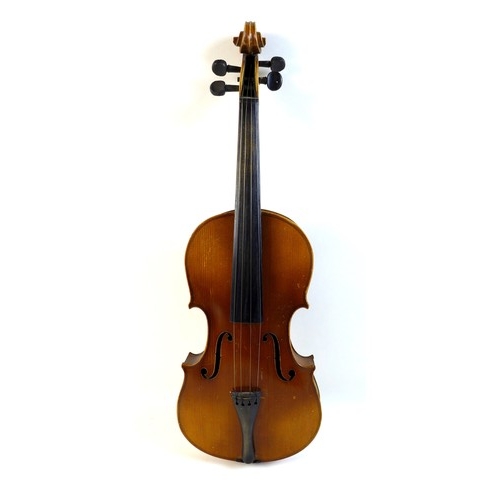 121 - An early 20th century full size 4/4 violin with ebonised fingerboard, tailpiece and tuning pegs, no ... 