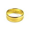 An 18ct gold wedding band ring, size L/M, 4g.