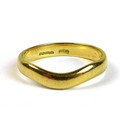 An 18ct gold wedding band of gentle wishbone form, size K, 2.6g.