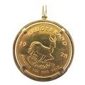 A 22ct gold South African Krugerrand, 1978, Fyngoud 1 oz fine gold, set within a 9ct gold mount with... 