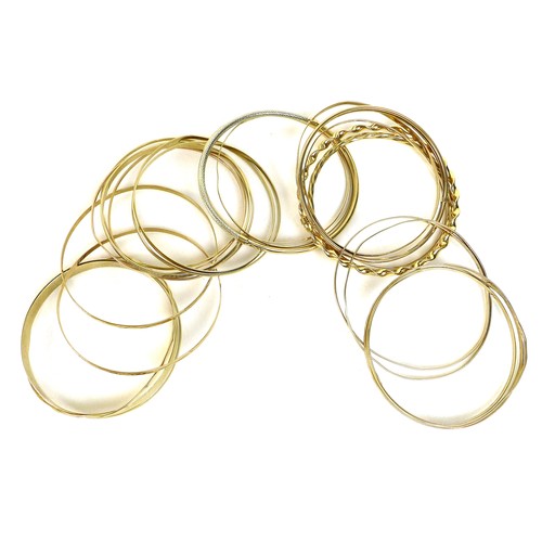 407 - A group of twenty 9ct gold bangles, all marked, total weight 81.3g, together with four unmarked yell... 