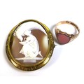 An Edwardian 9ct gold signet ring, with shield eschutcheon set with polished shell and engraved foli... 
