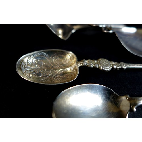 45 - A group of George III, comprising a teaspoon, Thomas Wallis II, London 1798, 13.5cm long, a tea cadd... 