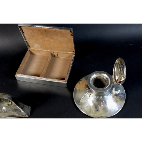 50 - A group of three silver items, comprising a capstan inkwell, Stuart Clifford & Co., London 1912, 14.... 