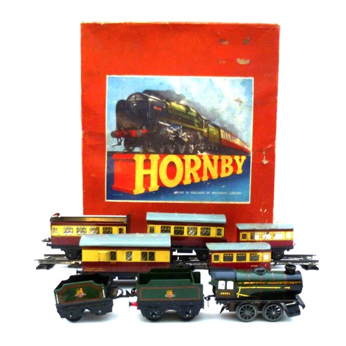 147 - A Hornby O gauge tinplate train set, comprising a 60985 engine, in green livery for British Railways... 