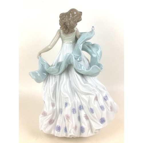 42 - A Lladro porcelain figurine 'Summer Serenade', model no. 6193, designed by Regino Torrijos, with ori... 
