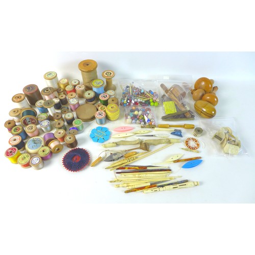 41 - A collection of sewing and needlework items, including several bobbins, crocheting tools, reels of c... 