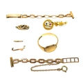 A group of gold jewellery, comprising an 18ct gold Edwardian brooch, a/f missing pin, formed as a cl... 
