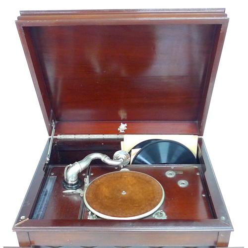 314 - A 1920's Apollo Super IX cabinet gramophone, with deep tone resonator, British patent number 171299,... 