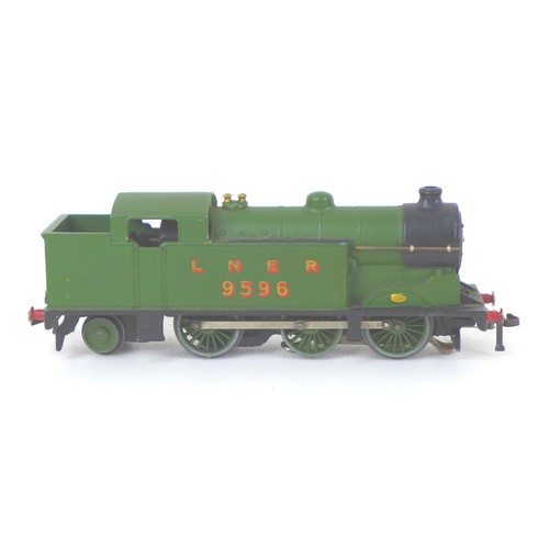 189 - A Hornby Dublo model 0-6-2 LNER tank locomotive 9596, with original box.