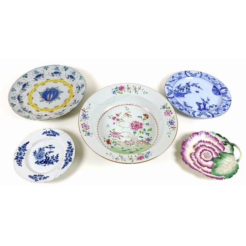10 - A selection of 18th century and later ceramics, including a large Qing famille rose porcelain bowl, ... 
