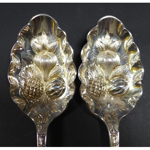 10 - A collection of silver plated wares, including a cased set of berry spoons, each spoon 20.5cm long, ... 