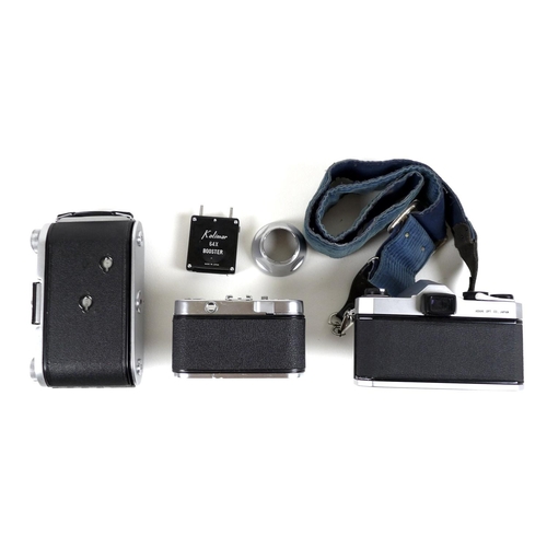 100 - A collection of vintage cameras and accessories, including a Voigtlander Vito B, with case, an Ensig... 