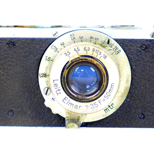 101 - A vintage 1930s Leica camera, with Leitz Elmar 1:3.5 f=50mm lens, serial no. 168496, with chrome and... 