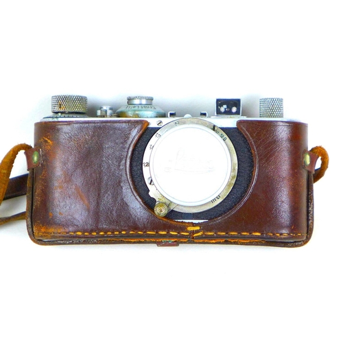 101 - A vintage 1930s Leica camera, with Leitz Elmar 1:3.5 f=50mm lens, serial no. 168496, with chrome and... 