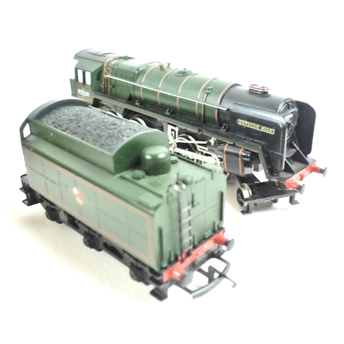 120 - A group of vintage toys, comprising a Hornby OO guage locomotive of The Evening Star, with tender, n... 