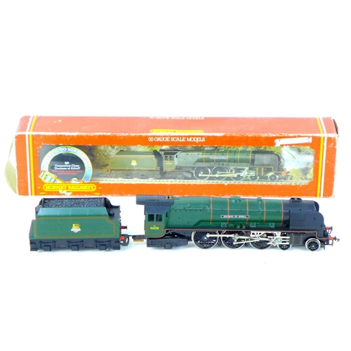 129 - Hornby and Mainline OO gauge locomotives and tenders, comprising a 4-6-2 Britannia 70000, an 8-6-2 D... 