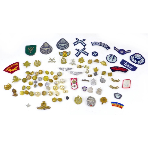 153 - A collection of circa WWII and later British and Commonwealth Army and RAF badges and buttons, inclu... 