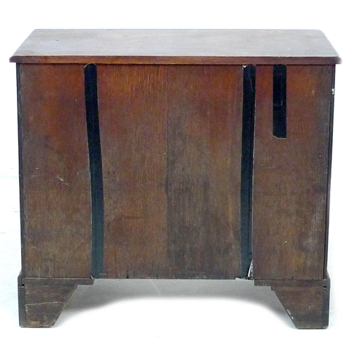 315 - A George III mahogany kneehole desk, with pull out slide, long drawer over central recess with cupbo... 