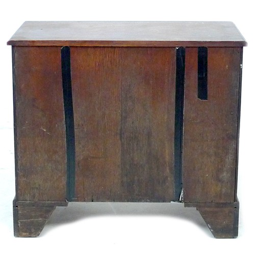 349 - A George III mahogany kneehole desk, with pull out slide, long drawer over central recess with cupbo... 