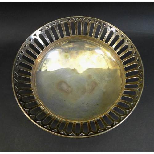 28 - An Edwardian silver circular bowl, pierced arch band to rim and stepped foot, Matin Hall and Co, She... 