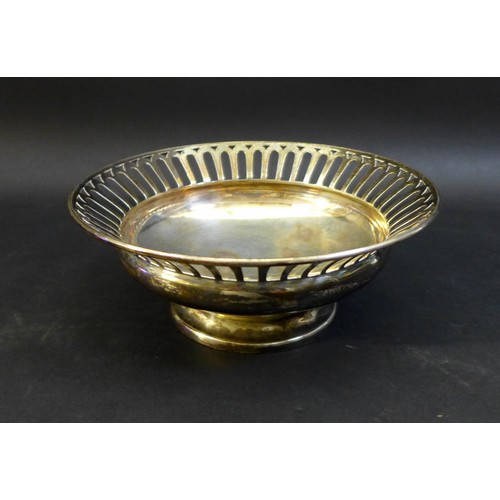 28 - An Edwardian silver circular bowl, pierced arch band to rim and stepped foot, Matin Hall and Co, She... 