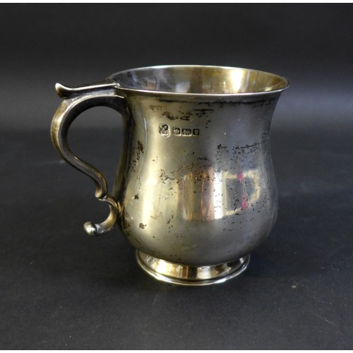 39 - A George V silver half pint tankard of baluster form, with scroll handle, with rubbed maker's marks,... 