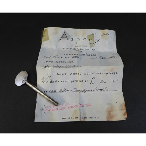 13 - An Asprey silver toothpaste roller, hallmarked Asprey and Co, London 1974, 0.83toz, 8cm long, with o... 