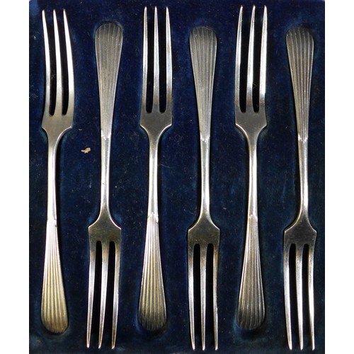 55 - Four cased sets of George V and later silver flatware, comprising two cased sets of six cake forks, ... 