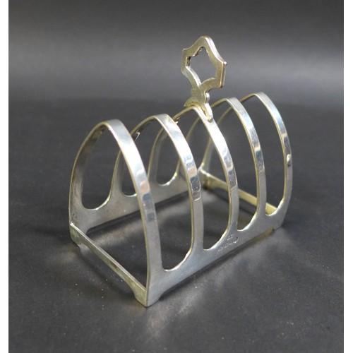 60 - A group of George V and later silver, comprising a George V toast rack, Viner's Ltd. London 1934, 7.... 