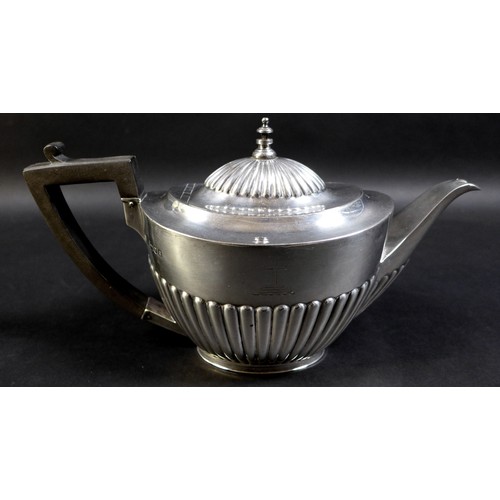 90 - An Edward VII silver teapot, of tapering cylindrical form with reeded lower body, hinged cover with ... 