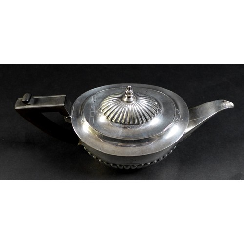 90 - An Edward VII silver teapot, of tapering cylindrical form with reeded lower body, hinged cover with ... 