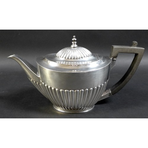 90 - An Edward VII silver teapot, of tapering cylindrical form with reeded lower body, hinged cover with ... 